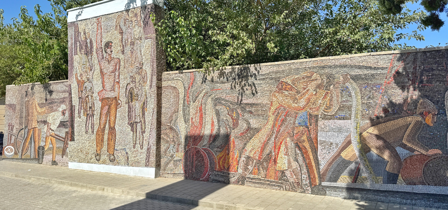 “Bakı neftçilərinin qəhrəmanlıq keçmişi” (1977) mozaika kompozisiyasından fraqment. Müəllif/Rəssam: Mirzağa Qafarov. Şəkil: Qanı Nəsirov