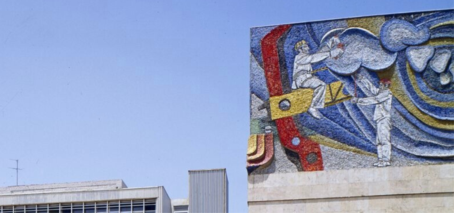 Bakı Məişət Kondisionerləri Zavodunun fasadındakı mozaika pannosu. Müəllif/Rəssam: Oqtay Şıxəliyev Hacıbala Rəcəbovl