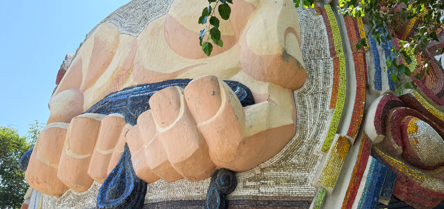 "Fəhlə Əlləri" mozaika kompozisiyası (1978), fraqment. Müəllif/Rəssam: Sirus Mirzəzadə.Rəşid Heydərzadə.Arif Ələsgərov.Elxan Tahirov.