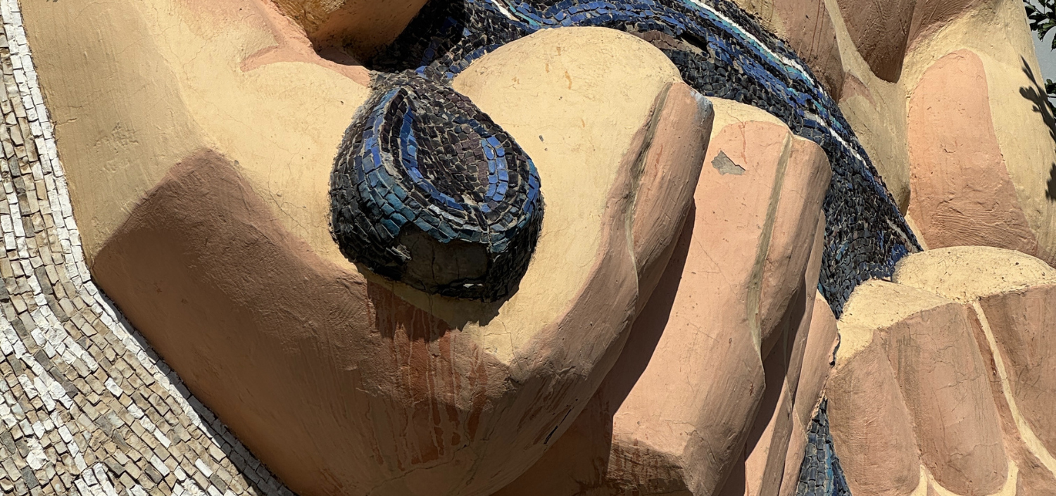 "Fəhlə Əlləri" mozaika kompozisiyası (1978), fraqment. Müəllif/Rəssam: Sirus Mirzəzadə.Rəşid Heydərzadə.Arif Ələsgərov.Elxan Tahirov.