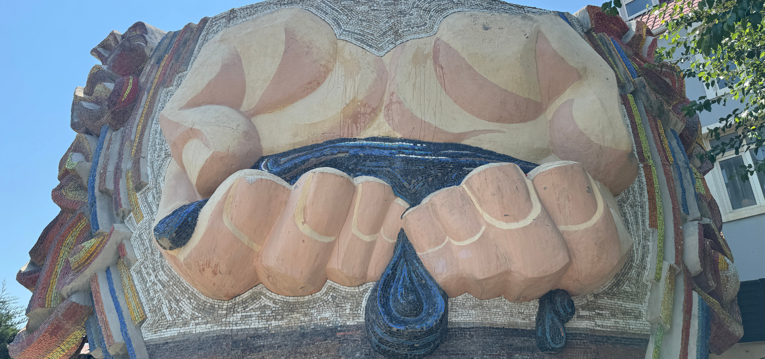 "Fəhlə Əlləri" mozaika kompozisiyası (1978), fraqment. Müəllif/Rəssam: Sirus Mirzəzadə.Rəşid Heydərzadə.Arif Ələsgərov.Elxan Tahirov.