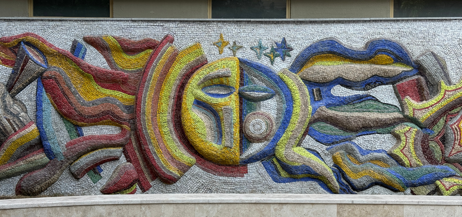 "Səadət" mozaika kompozisiyası (1975), fraqment. Müəllif/Rəssam: Sirus Mirzəzadə.Rəşid Heydərzadə.Arif Ələsgərov.Elxan Tahirov.