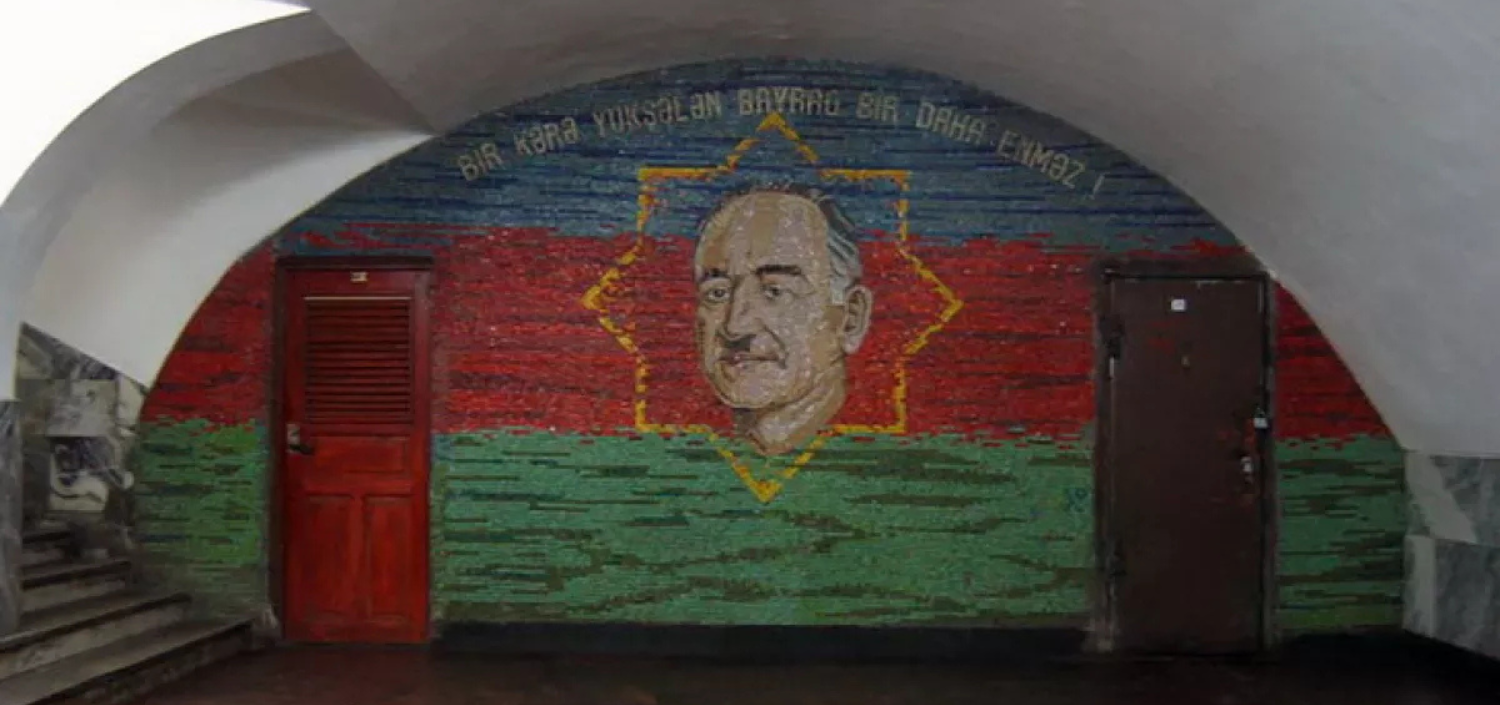 28 May metrostansiyasında Məmməd Əmin Rəsulzadəyə hərs edilmiş mozaika kompozisiyası (1993). Müəllif/Rəssam: Xəlil Əliyev. (Mozaika daha mövcud deyil). Şəkil: caliber.az/Vahid Şükürov