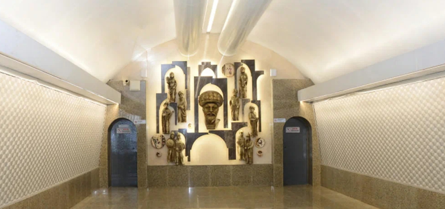 Xətai metrostansiyasının bədii tərtibatında istifadə edilmiş Şah İsmayıl Xətaiyə həsr edilmiş monumental dekorativ əsəs (1968). Müəllif/Rəssam: Xəlil Əliyev. Şəkil: ru.trend.az/Samil Ali