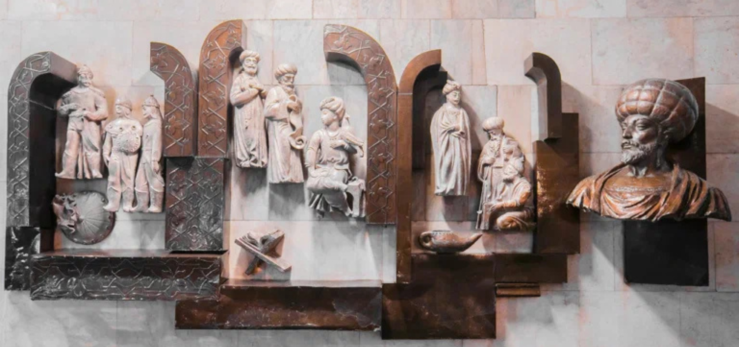 Xətai metrostansiyasının bədii tərtibatında istifadə edilmiş Şah İsmayıl Xətaiyə həsr edilmiş monumental dekorativ əsəs (1968). Müəllif/Rəssam: Xəlil Əliyev. Şəkil: ru.trend.az/Samil Ali