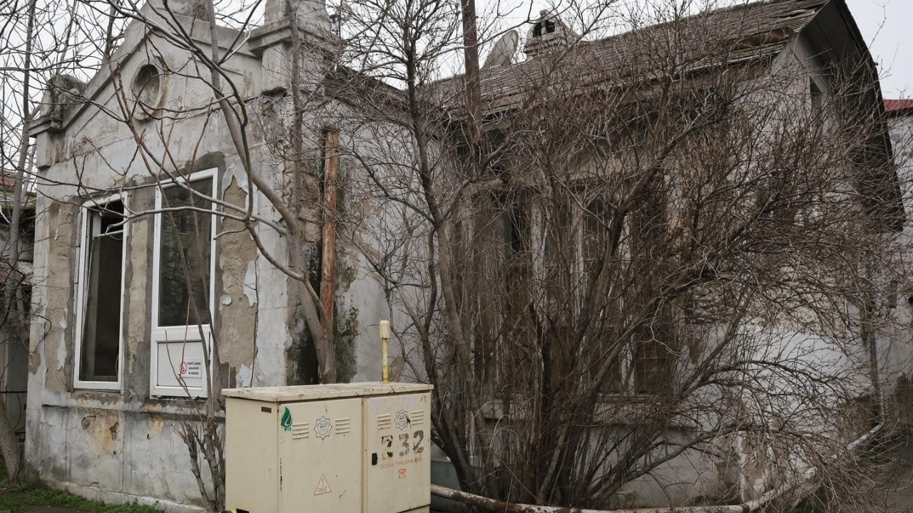 Decaying 'Amerikanka' House in Baku. Photo Farida Ziyadova