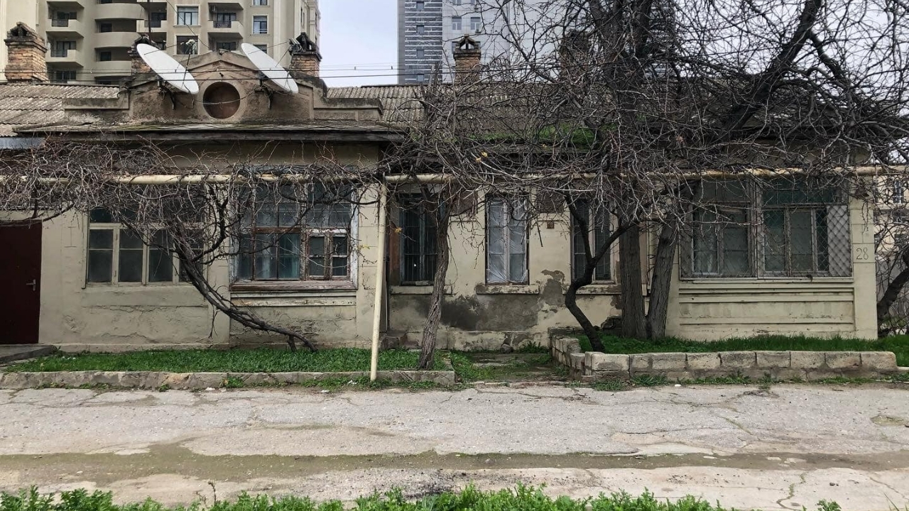 Decaying 'Amerikanka' House in Baku. Photo Farida Ziyadova